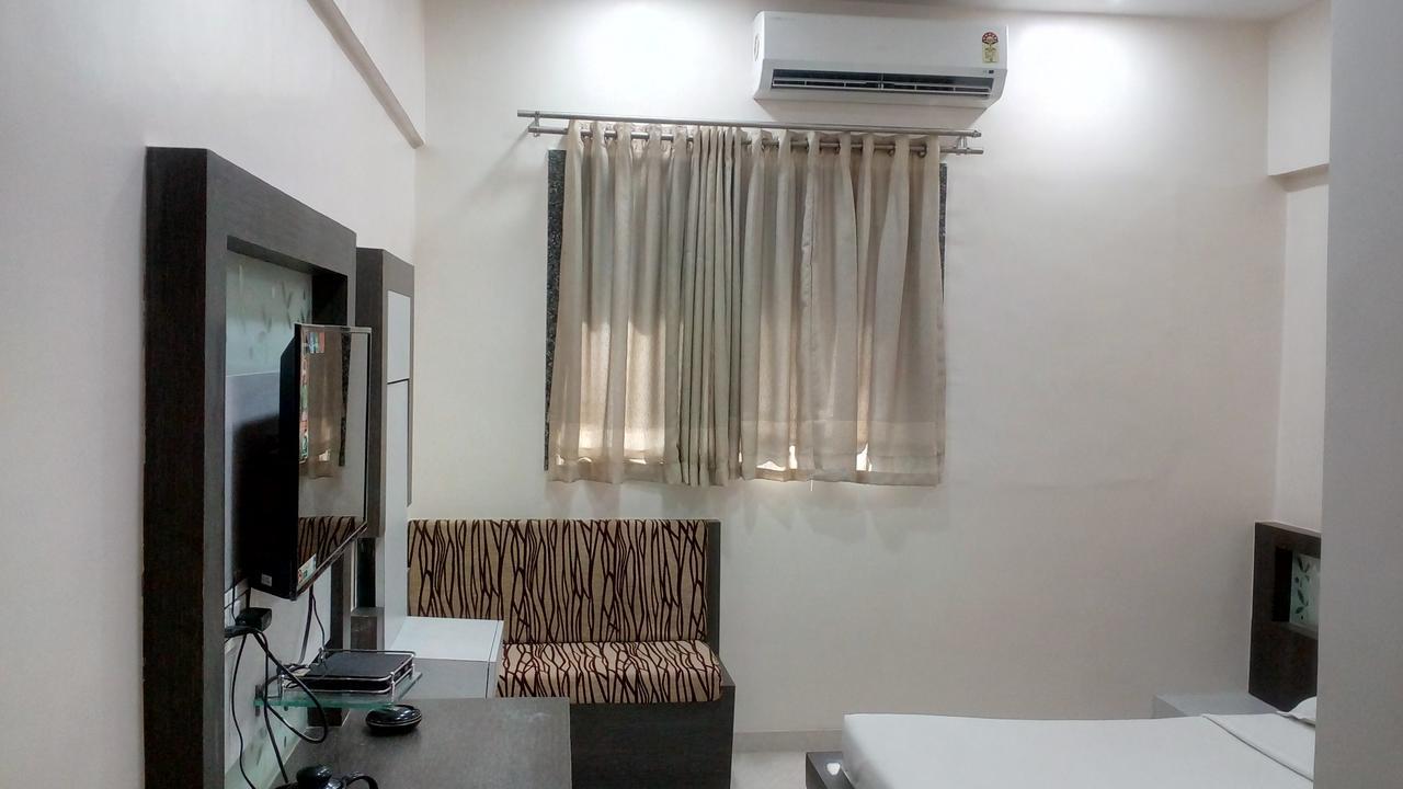 Embassy Hotel Surat Bagian luar foto