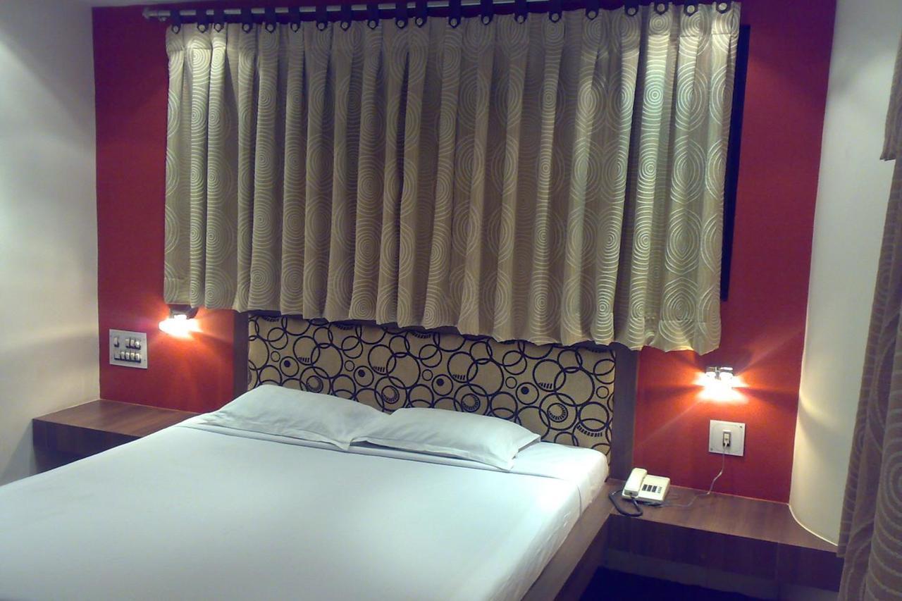 Embassy Hotel Surat Bagian luar foto