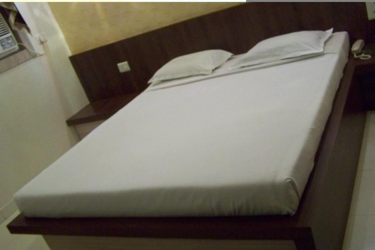 Embassy Hotel Surat Bagian luar foto