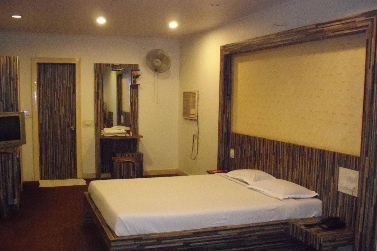 Embassy Hotel Surat Bagian luar foto