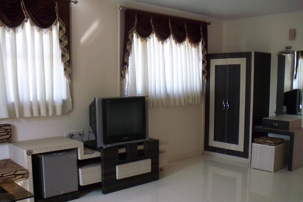 Embassy Hotel Surat Bagian luar foto