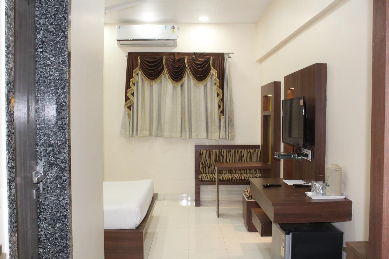 Embassy Hotel Surat Bagian luar foto