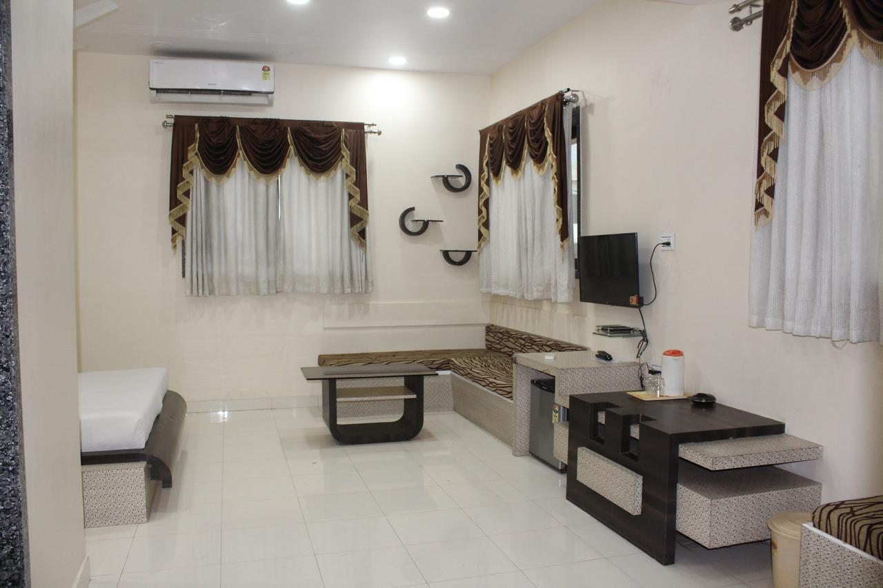 Embassy Hotel Surat Bagian luar foto