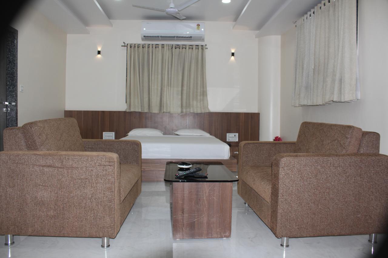 Embassy Hotel Surat Bagian luar foto