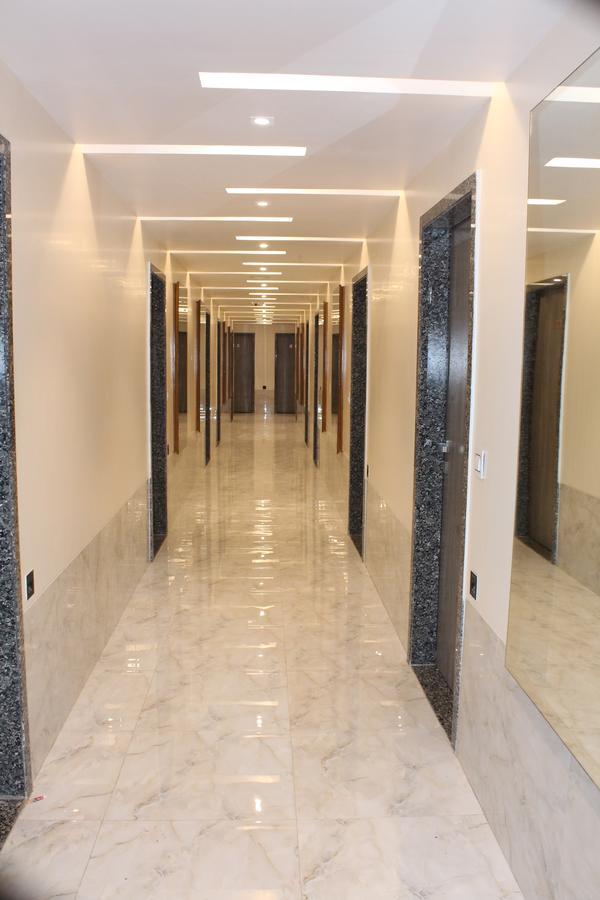 Embassy Hotel Surat Bagian luar foto