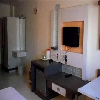 Embassy Hotel Surat Bagian luar foto